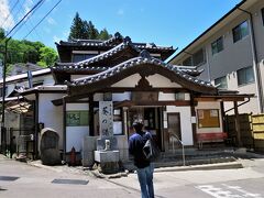 ・大湯
別所温泉駅から緩やかな上り坂を歩き10分ほどで着きました。

■木曽義仲ゆかり葵の湯～北条氏ゆかりの湯「大湯」
木曽義仲が依田城（丸子城）に拠って、はるか上洛の機をうかがっていた頃、ここに御湯屋を新築して愛妾“葵の前”としばしば入浴していたので当時は『葵の湯』と呼ばれていたと伝えられています。北条義政が信濃の守護職としてこの地に居を構え、ここを憩いの場としていたので、『北条の湯』と呼ばれていたこともあります。後に、大炊御門大納言が愛用されるに及んで『大湯』と呼ばれるようになりました。［上田市ホームページより］

営業時間：午前６時 ～ 午後10時
定休日：第1・3水曜日
入浴料：150円