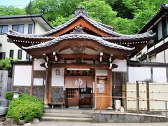 別所温泉駅から20分ほどで石湯に着きました。

■真田幸村隠しの湯「石湯」
天然の岩間をそのまま浴槽にしたこの湯は、むかし、野飼いの牛が傷ついた脚をこの湯でいやしたので『牛湯』と呼ばれていました。戦国時代、真田一族が英気を養い、傷をいやしたことで知られています。故池波正太郎先生の「真田太平記」にも登場する湯です。［上田市ホームページより］

営業時間：午前6時 ～ 午後10時
定休日：第2・4火曜日
入浴料：150円