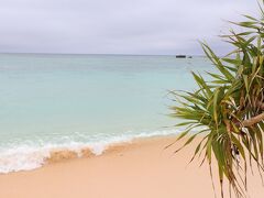 まずはペー浜にきました。
ちょっと雲がでてきてしまって青さ半減です。