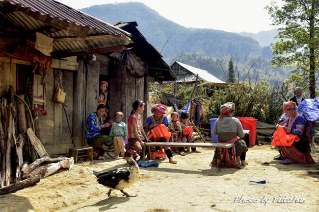 ＜ひだまりの中で＞<br />まるで民族衣装の裁縫教室をやっているような様相で<br />女の子が針仕事するお母さんの横にぴったりとくっついていた。<br />こんな風にして色んなことを覚えていくんだな～。<br />