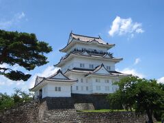 天守閣は石垣からの高さは27.2ｍで、全国第７位の高さを誇ります。
最上階からは相模湾などを一望出来ます。