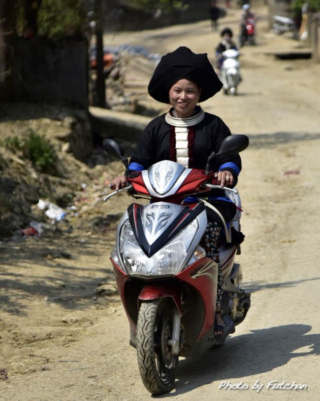 ＜ザオカウ族のメッチェン・ライダー＞<br />村に着いたらいきなり民族衣装に身を包んだ<br />メッチェン・ライダーが前を通る。カッチョイイ！<br />