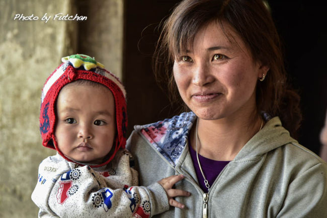 また違う家に伺うと子供抱く美人の若妻さんが<br />笑顔で迎えてくれました。<br />見知らぬ私達にもすぐにうち解けてくれる。<br /><br />