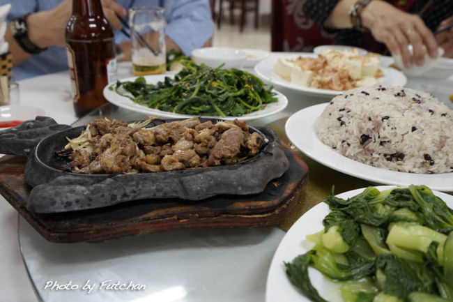 ＜この日の夕食＞<br />ラオチョウのホテルの夕食にはお赤飯のようなおこわが。<br />お豆さんもマメマメしておいしかっったです。<br /><br />