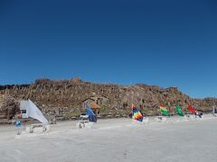 インカ・ワシ島です(^^)

観光客が上陸できる唯一の島で
雨季には近づけないらしいです・・・

ビバ乾季(^o^)丿