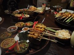 夜は人気バリ料理店「 BUMBU BALI」ブンブバリ　にて☆

リーズナブルに美味しいコース料理がいただけます。
前日に習った料理も並んでます♪
辛いのが苦手な方にはつらい料理がいっぱいですが
辛党の私には、マシマシでお願い♪

ヌサドゥア近辺からは送迎があります☆

http://www.balifoods.com/
