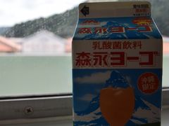 乗船前に村役場近くにある農協で購入した沖縄限定ドリンクをゲット！
いわゆる乳酸菌飲料ですね。
フェリー船の中でいただきま～す♪
日焼けで体力消耗したのか帰りのフェリーではほぼ寝てました。
那覇から1時間半ほどでこの絶景に出会えるなら何度でも通いたいと思いました。
でも次回は島に泊まって星空や朝陽も見てみたいですね。