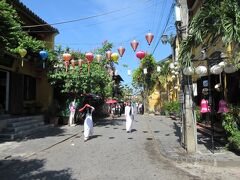 　しかたなく行きつけのチュンバクへ。途中のチャンフ－通りでは、ここでも高校生の卒業写真の撮影をしていました。ベトナムの年輩の方はカメラを向けると恥ずかしそうに後ろを向きますが、高校生は笑顔でVサイン。日本と同じですね。
