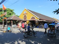 　福建会館の前には「CHO HOIAN」という文字が刻まれた黄色い建物(ホイアン市場)があります。そして建物の周りは野菜と果物エリアになっています。

