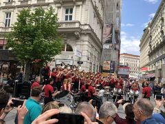 土曜日ということで、街はウィークエンドモード。
ケルントナー通りで吹奏楽の演奏が始まった。