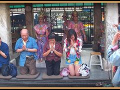 【エラワン廟-プラ・プロム、エラワンの祠-】

皆様に幸せが訪れますように....次回の世界で.....ナムナムナム....