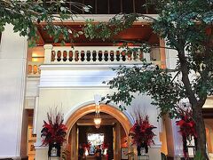 【グランド ハイアット エラワン バンコク　Grand Hyatt Erawan Bangkok】

その途中にあるこのエラワンホテルのコーヒショップで、涼みに来たものです。汚い恰好をしていても、５★のホテルでも、敷居が低いのが、タイのホテルの良さでした。