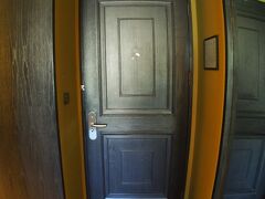 【グランド ハイアット エラワン バンコク　Grand Hyatt Erawan Bangkok】

おおお～っ.....

玄関の扉は、ロビーと同じで、超重厚感.....

