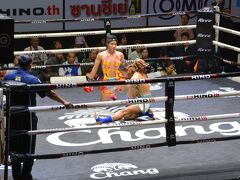 【ルンピニースタジアムLumpinee Boxing Stadium】

ホテルの方に「リムジンタクシー用意する？」...と聞かれる（この時の判断ミスが全ての誤りの始まり....どうせ、既に値段が高い入場券を買ってしまったのだから、多少高くても、ついでに車もホテルに用意してもらえば良かった....）