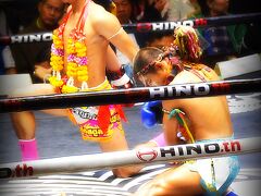 【ルンピニースタジアムLumpinee Boxing Stadium】

その時は、移転している事もしらず....

私：「いや、いいです。（あんな近いところ）自分でバスででも、行けますんで」....みたいに返事をする。


写真：
ムエタイ競技前に行われる舞踊「ワイクルー」。