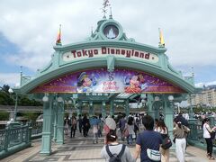 JR舞浜駅から東京ディズニーランドへ向かいます。