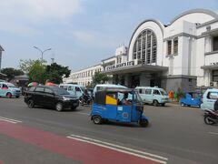 車と車の間をすり抜けちょっとコタ駅を覗いてみます
