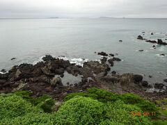 鎧瀬溶岩海岸の黒い岩肌が続く海岸線です