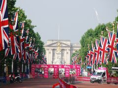 5/28(月)、今日は祝日で、何やらマラソン大会のようです。写真はザ・マルからバッキンガム宮殿を写したものです。