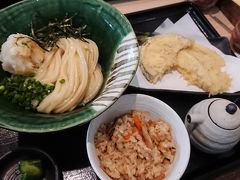 11：30　本格手打うどん 大河（たいが）

ちょうどいいコシとのど越し。
近所なら毎週来るのに、、、

本日のおすすめセット　1280円ぐらい
（うどん、天ぷら、御飯）
たまごかけご飯はかやく御飯に変えてもらった。

雨が本降りになりそうなのでこのまま帰路へ。

駐車場は向かいにコインP有り