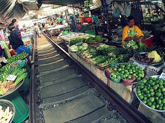 【最後に、メークロン市場（Maeklong Market）を覘いて見る】

.......これ、もしかして、線路上を歩き易い様に、枕木の間をコンクリートで態々埋めているんじゃ.....？！