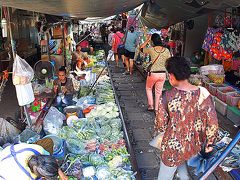 【最後に、メークロン市場（Maeklong Market）を覘いて見る】

ここは、まさに廃線か.....という状態......