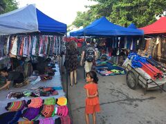 メインストリートの一部では、毎日夜5時からナイトマーケットが開かれます。
売られているのは主に織物や紙細工などの民芸品。

ぶらぶら冷やかしながら通り抜けました。