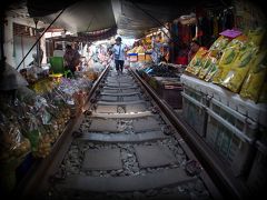 【最後に、メークロン市場（Maeklong Market）を覘いて見る】

「......今から遡ること約８0年前.......1940年当時にはメークロン駅周辺や線路沿いには建物がほとんど存在していなかった.....」様です。