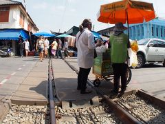 【最後に、メークロン市場（Maeklong Market）を覘いて見る】

まあ、たぶん....列車が来ても....同じなのかも、だけど.....