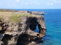 まずは沖縄本島を代表する景勝地
「万座毛」へ。

万座毛といったらコレですね！
象の鼻の形のような岩。
崖の高さは20mもあるとのこと。