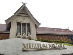 MRTで２駅先の国立博物館を見学。