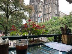 カフェ「ラ・プレイス」２階のテラス席は大聖堂が一望できます。
夫はビアハノイとフレンチフライ、私はベトナムコーヒーのアイスを注文。
計、120,000VND