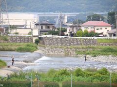 開成水辺スポーツ公園横の酒匂川

鮎釣りが解禁になり釣り人が多く並んでいました。