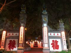 玉山祠（ぎょくさんじ）の入り口。時間外で入場はできませんでした。
このあと、ハンダオ通りのナイトマーケットにも立ち寄ったのですが何故か写真がありません。疲れて撮るのを忘れたのかも。
明日も終日街歩きなので早めにホテルに戻り就寝です。