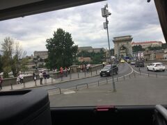 通称：くさり橋（正式：セーチェニーくさり橋）
ブダ地区とペスト地区とを初めて結んだ、市内最古の橋。
バス観光中に通過した。

くさり橋（正式：セーチェニーくさり橋）バスで通過、国会議事堂の眺め
（FBRUN'Z撮影・音声あり）https://youtu.be/tvVrnTh7svM