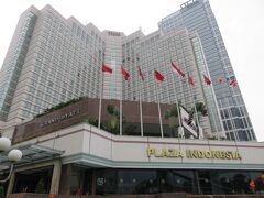プラザインドネシアは高級ホテルもある高級ショッピングセンターの佇まい
広いショッピングセンター内を迷いながら地下のスーパーでお土産購入