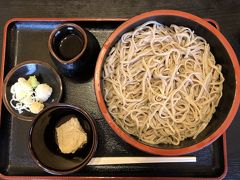 くるみそば980円を注文。
くるみペーストが塊…麺つゆでなかなか溶けませんでした。
（前日訪問した上田店は塊でなく滑らかな状態で提供されました）


相方はざるそば650円を注文。（写真なし）