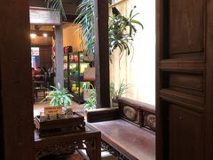 旧家保存館、マーマイの家へ。
入場料:1人1万VND
19世紀後半に建てられた、伝統的な家屋。
間口は狭いが細長く奥行があり、奥には小さな庭があります。日本の京町家に似ています。
家具や調度品から当時の生活を想像出来ます。