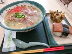 空港で、ソーキそばを食べる。
おいしいソーキそばの基準はわからないけど、ここのは、おいしいと思う。