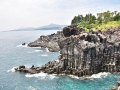 火山島の特徴である溶岩の崖