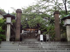 突き当りまで行くと宇多須神社に着きます。かつては藩祖・前田利家も祀られていたんですね。ガードマンさんもいて朝早く散歩していても安心です。