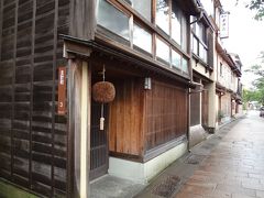 主計町茶屋街の街並み。全然人がいない。お店ももちろん開いてない。そこがいいね。