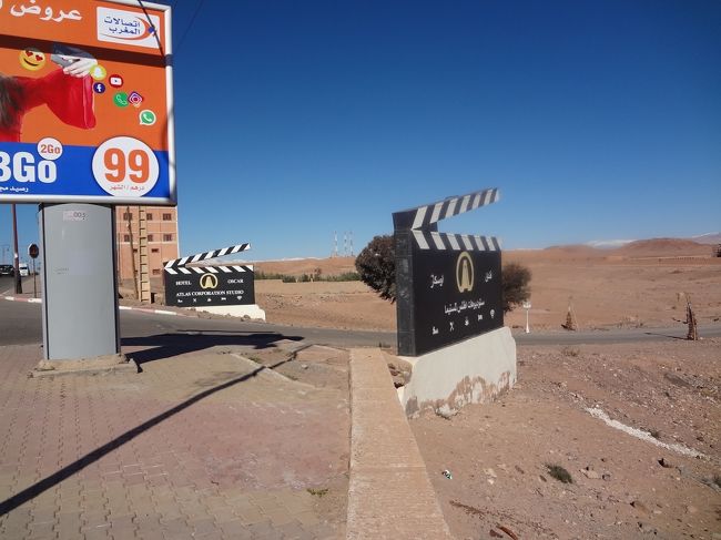 ホテルを出発していくらも行かないうちに途中下車です。<br />映画のカチンコが置かれています。