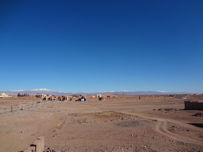 奥の方に見えているのが映画スタジオ。<br />この周辺は、気候が安定しているので映画の撮影がスケジュール通りに進むそうです。