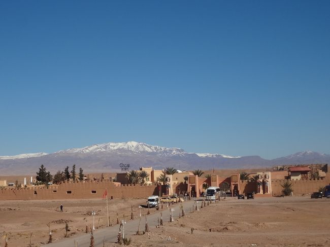 少しズームしてみると、エジプシャンな像が建っているのが分かります。<br />後ろに見えているのは雪をかぶったアトラス山脈。