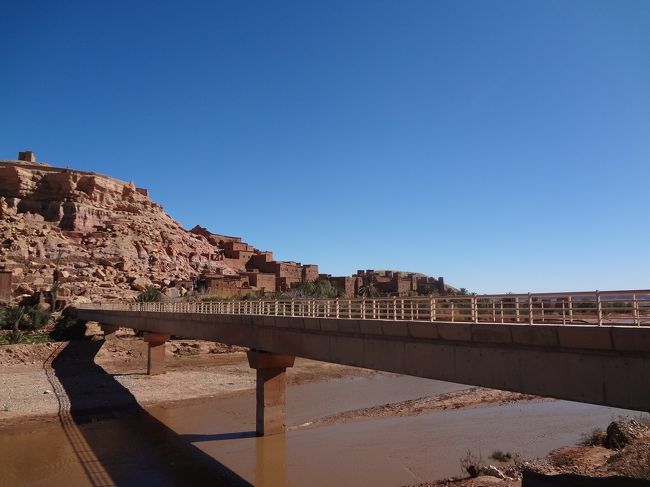 橋を渡れば集落に入れます。