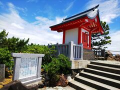 海津見神社（わだつみじんじゃ）
赤いお社が、青空に映えてます。