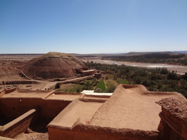 左奥の小さい山は、映画で使ったセットだとか。