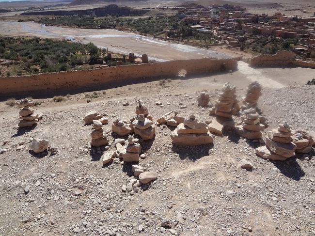 誰が建てて行ったのか、石を積み上げてあるあたり。<br />この辺りの風習でもないようなので、観光客が作ったんでしょう。