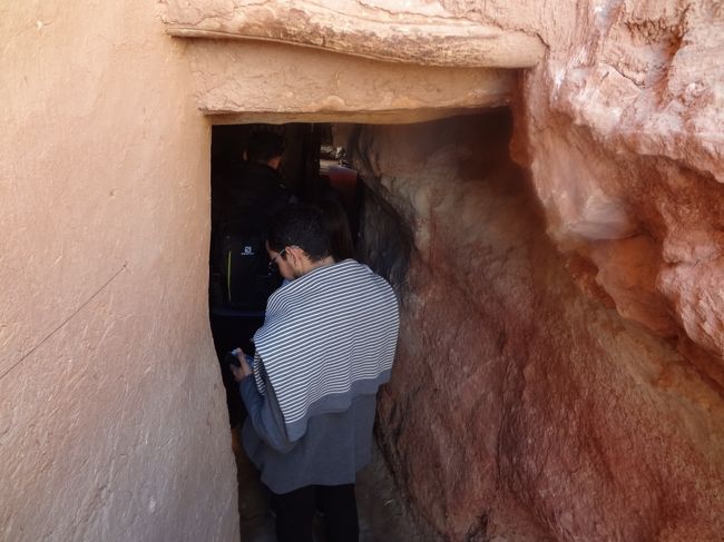 下りる途中、屋内を通らせてもらいます。